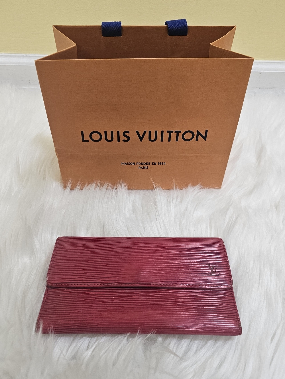 ❤️🎉HOST PICK🎉❤️Louis Vuitton Epi Porte- Tresor International Wallet
